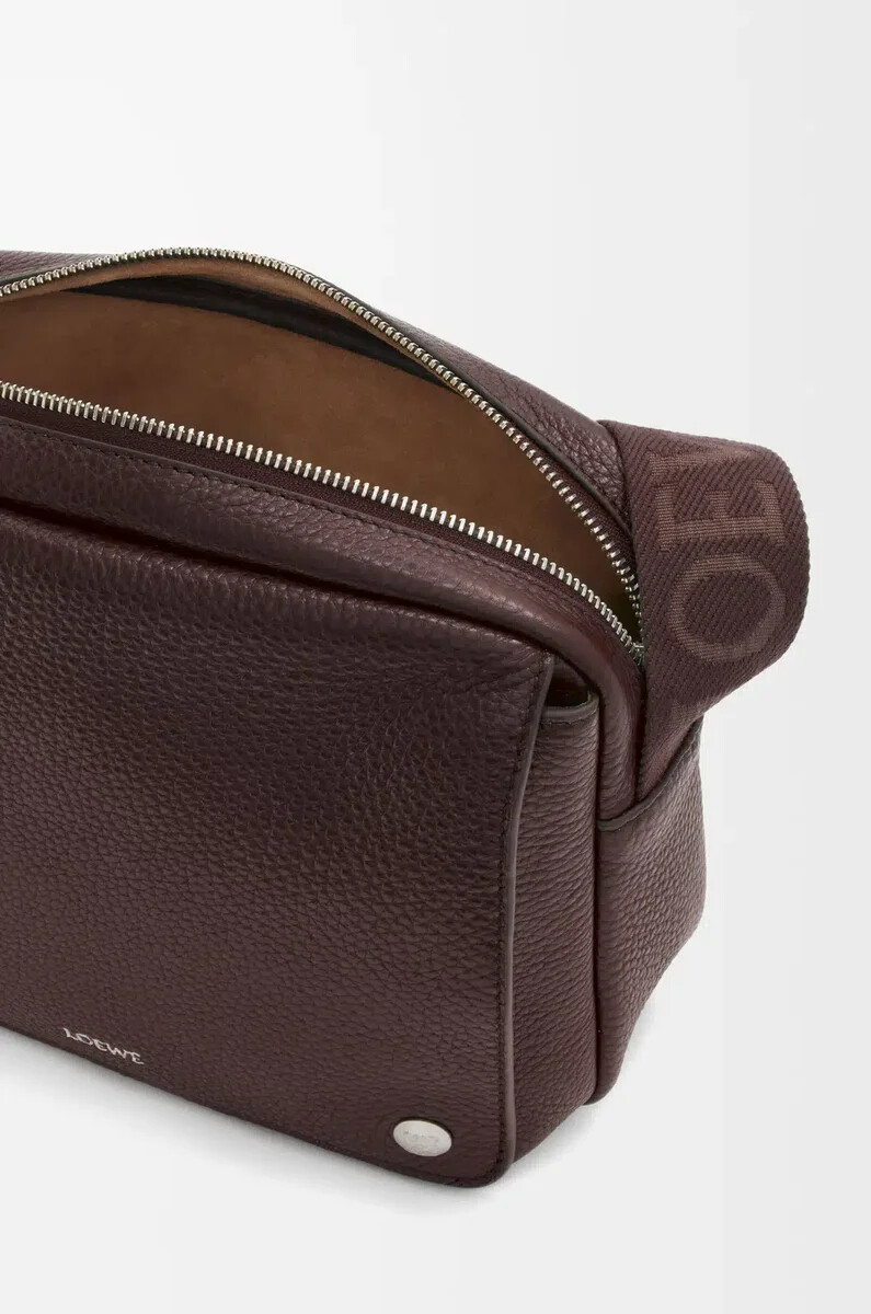 sac messager pebble moyen en cuir de veau souple grainé couleur bordeaux