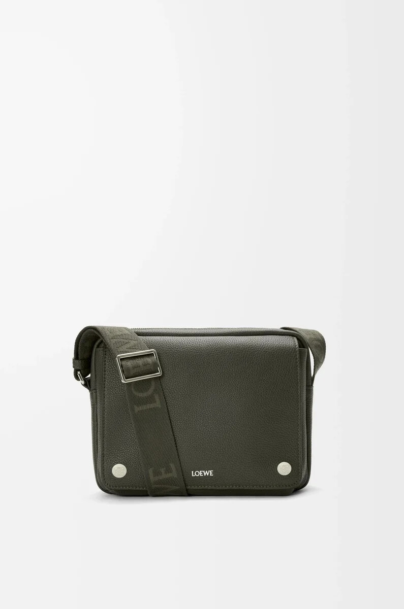 sac messager pebble moyen en cuir de veau souple grainé kaki foncé