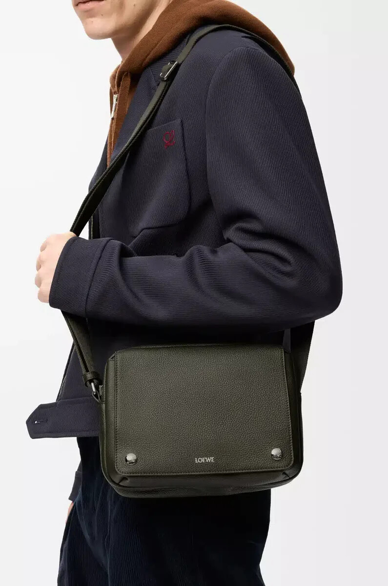 sac messager pebble moyen en cuir de veau souple grainé kaki foncé