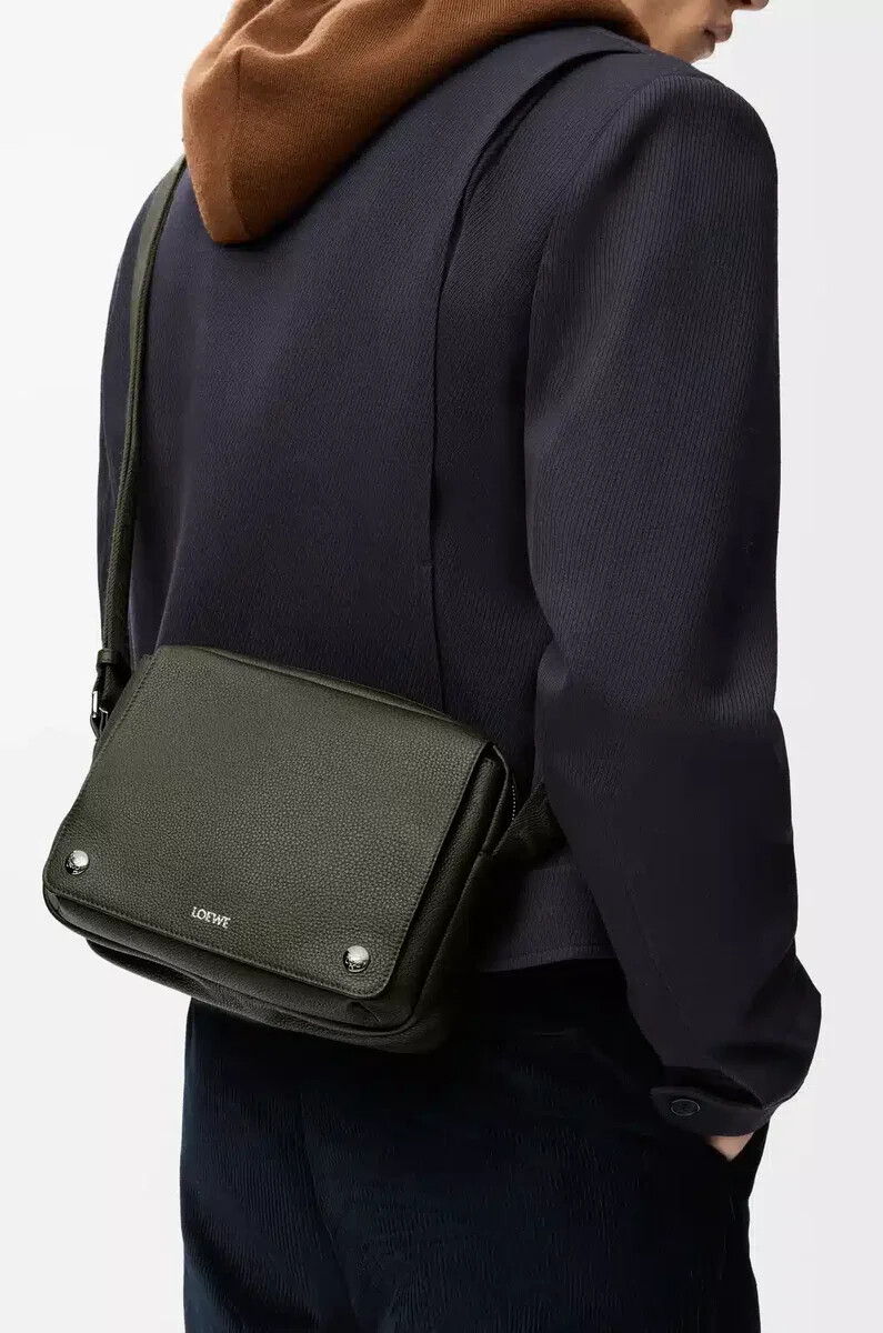sac messager pebble moyen en cuir de veau souple grainé kaki foncé