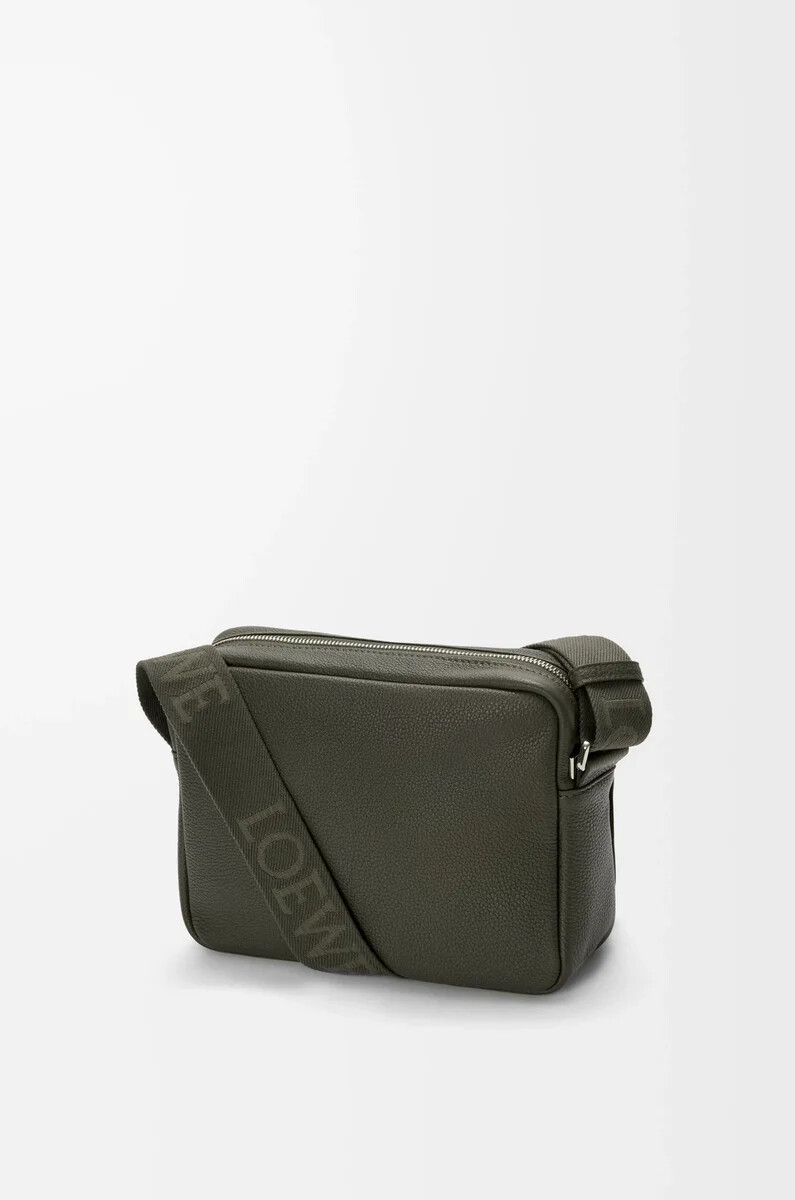 sac messager pebble moyen en cuir de veau souple grainé kaki foncé