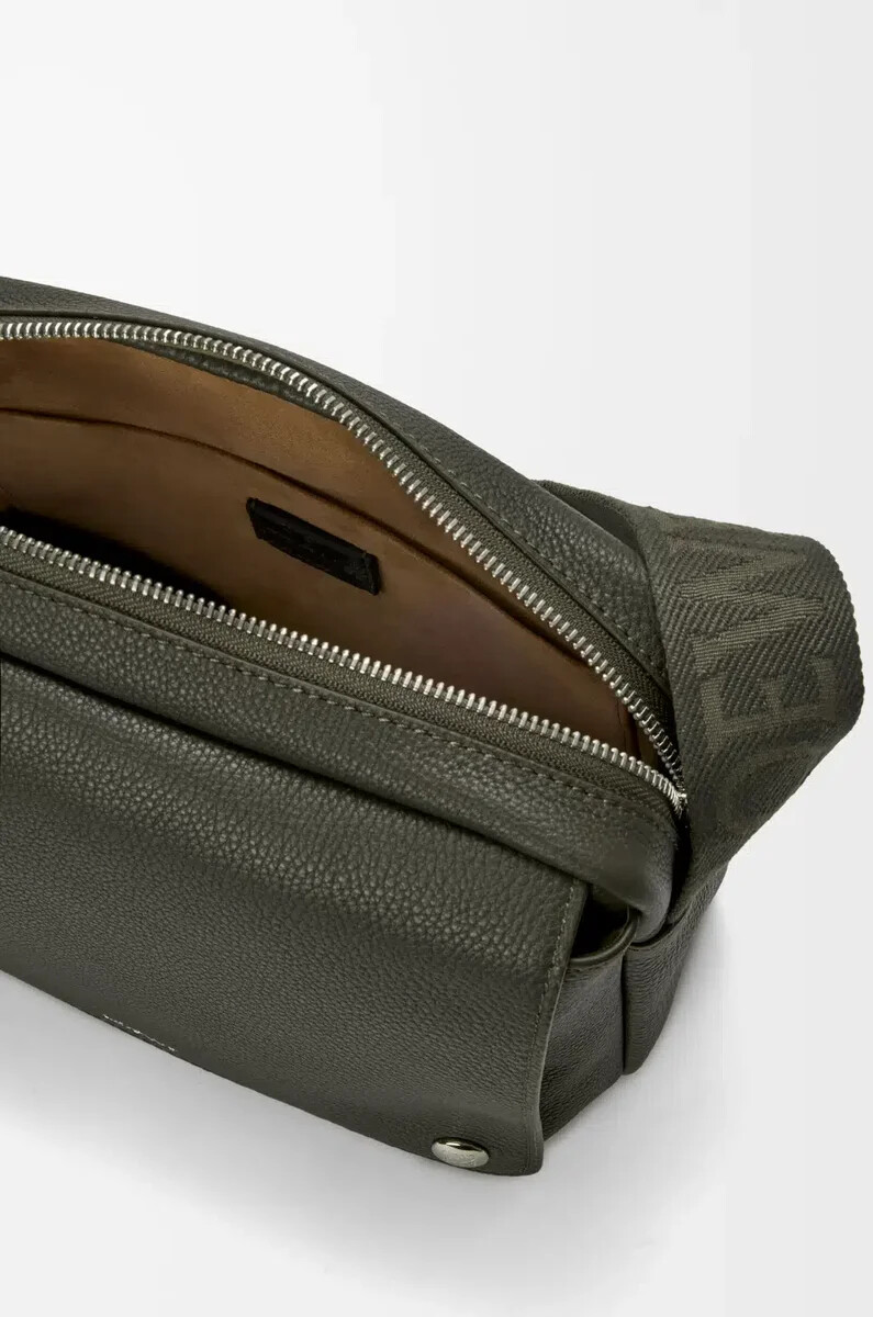 sac messager pebble moyen en cuir de veau souple grainé kaki foncé