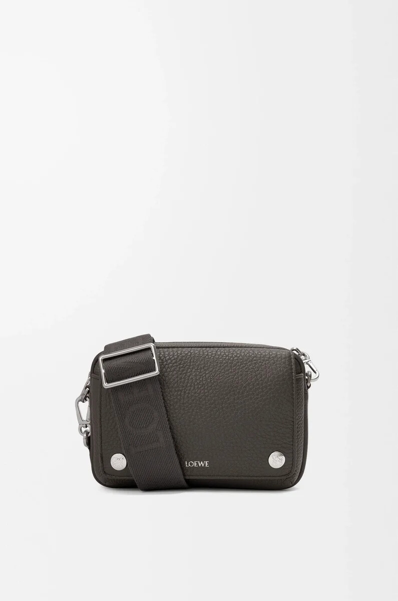 petit sac messager pebble en cuir de veau souple grainé gris foncé