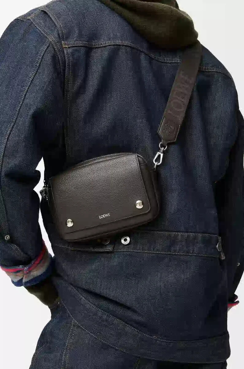 petit sac messager pebble en cuir de veau souple grainé gris foncé