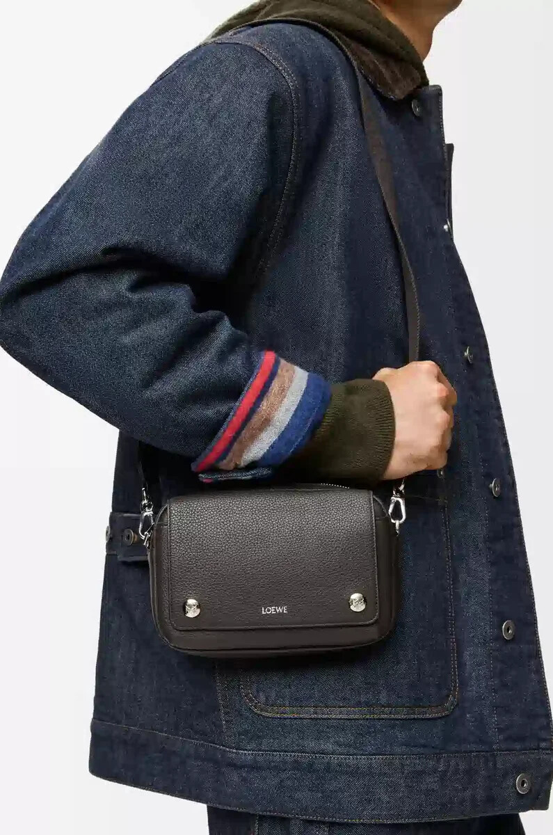 petit sac messager pebble en cuir de veau souple grainé gris foncé
