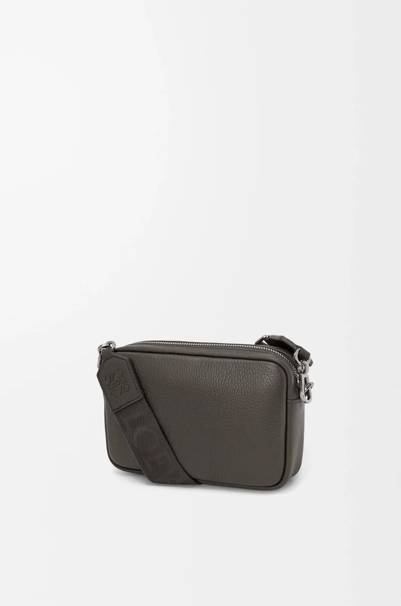 petit sac messager pebble en cuir de veau souple grainé gris foncé