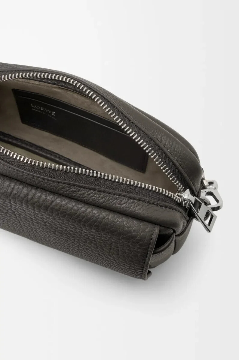petit sac messager pebble en cuir de veau souple grainé gris foncé