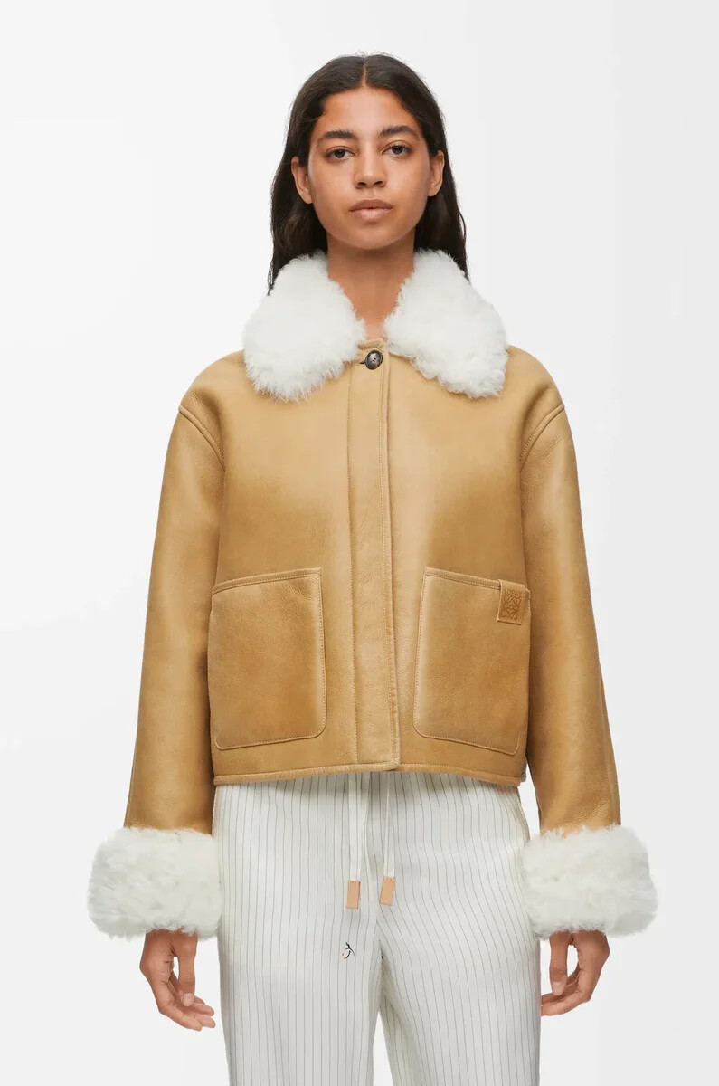 veste en peau lainée blanche et dorée