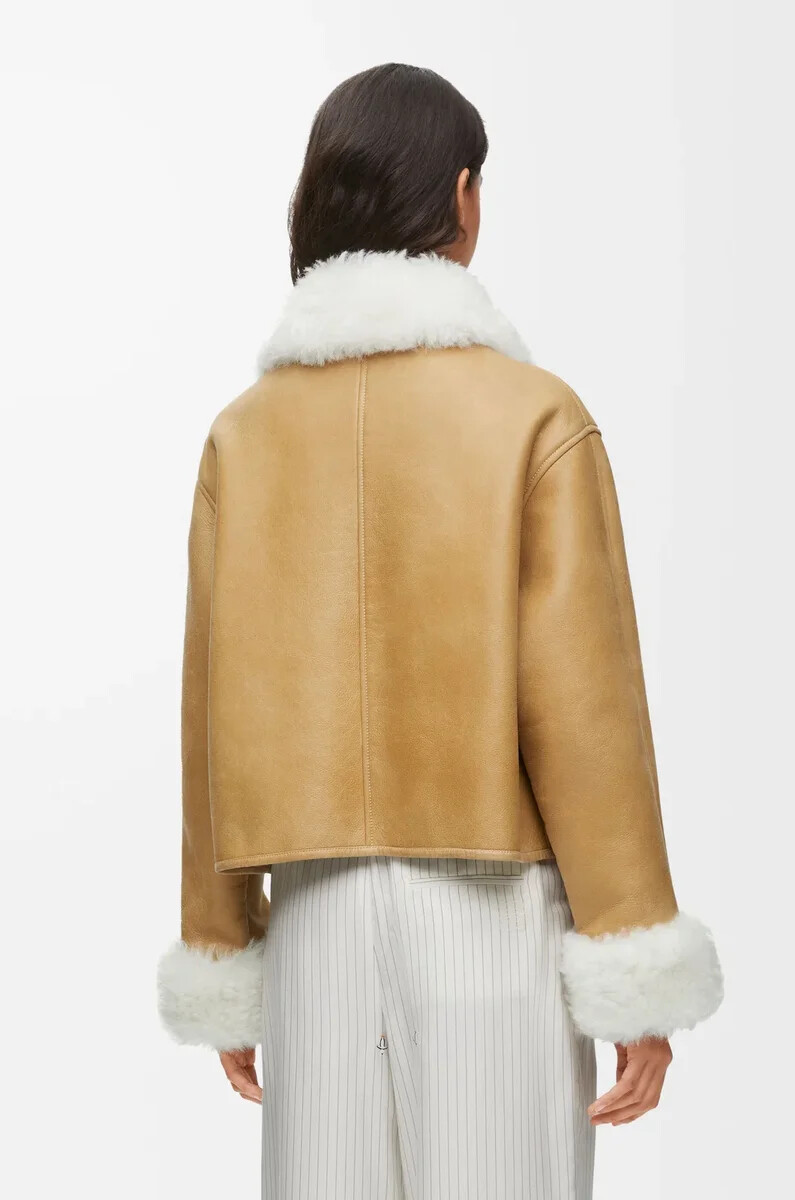 veste en peau lainée blanche et dorée