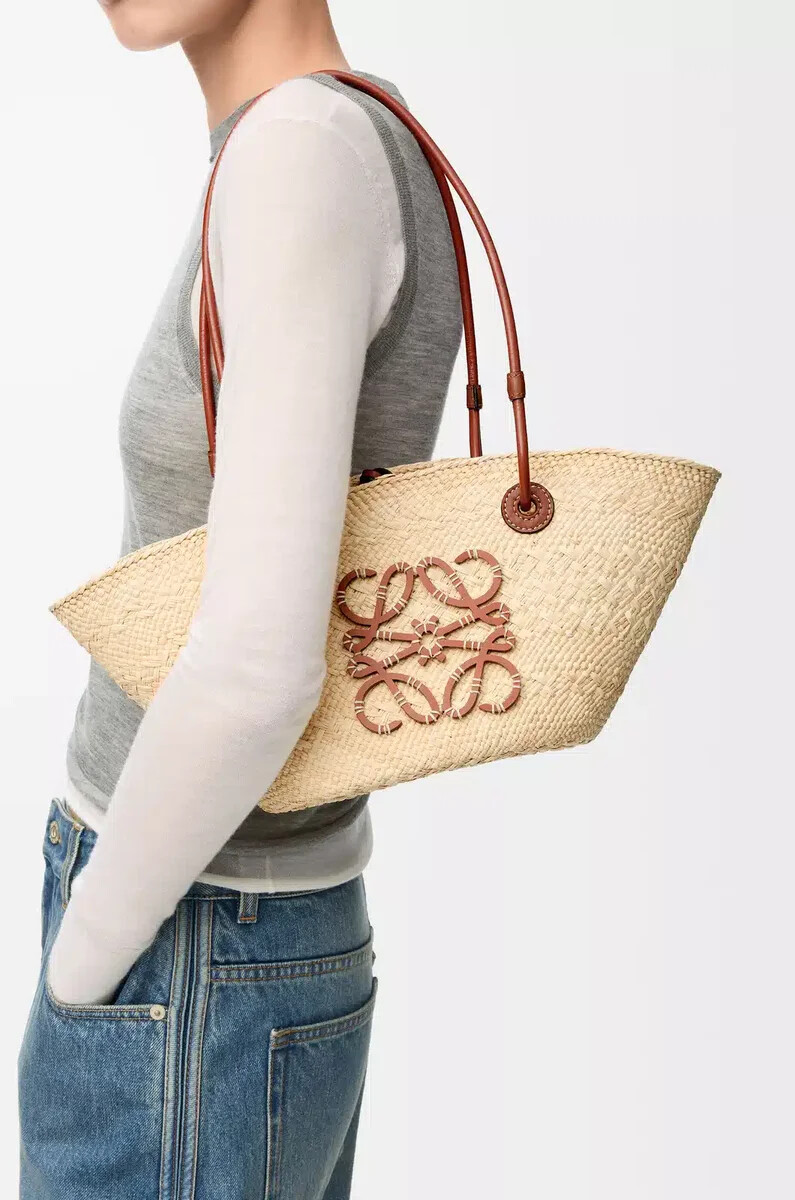 petit sac panier anagram en cuir de veau et palmier iraca naturelbeige