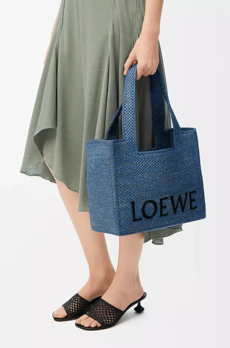 sac cabas loewe font moyen en raphia bleu clair