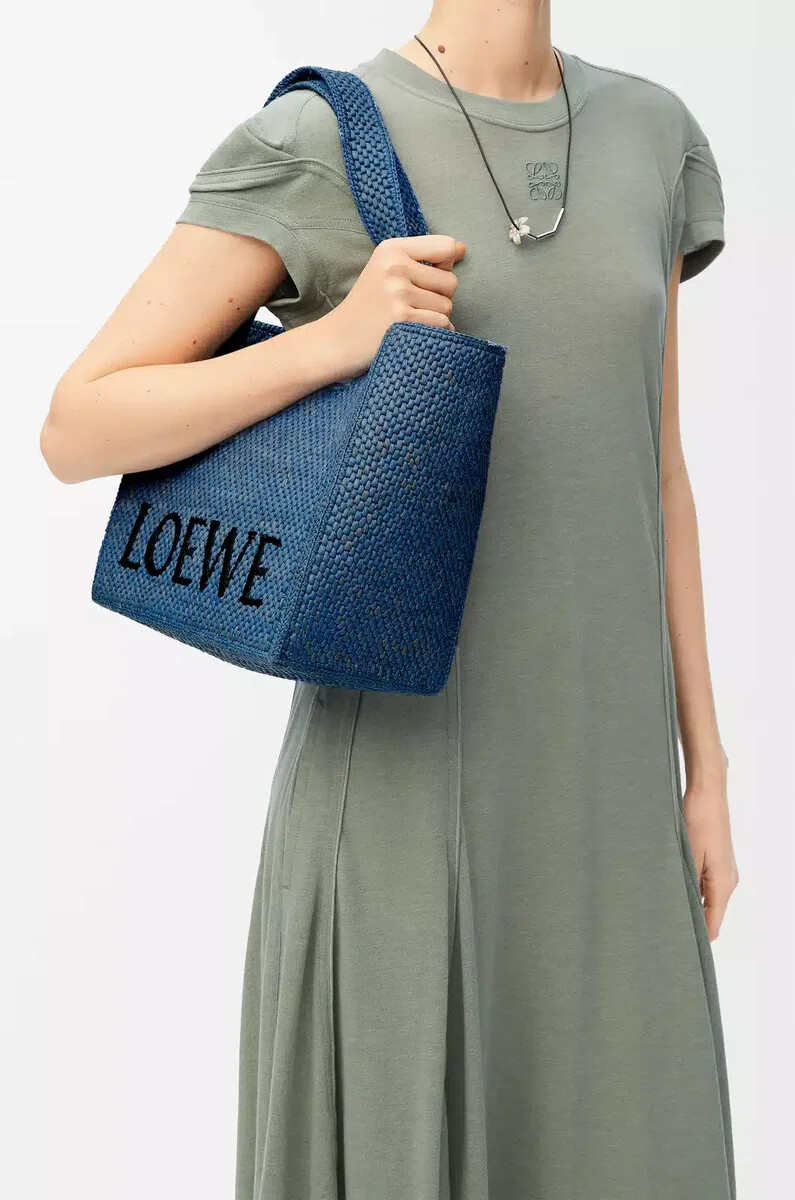 sac cabas loewe font moyen en raphia bleu clair