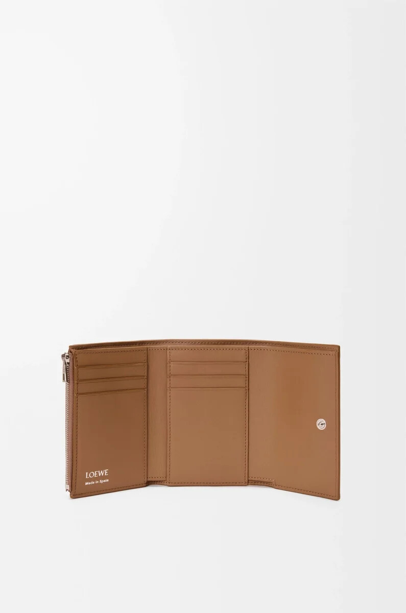 petit portefeuille vertical en cuir de veau lisse et grainé couleur moka