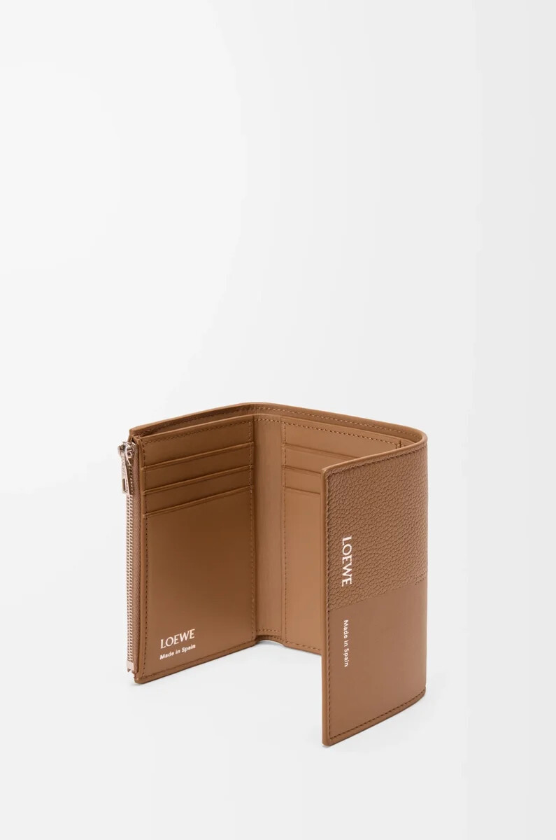 petit portefeuille vertical en cuir de veau lisse et grainé couleur moka