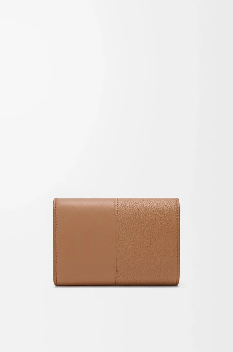 petit portefeuille vertical en cuir de veau lisse et grainé couleur moka