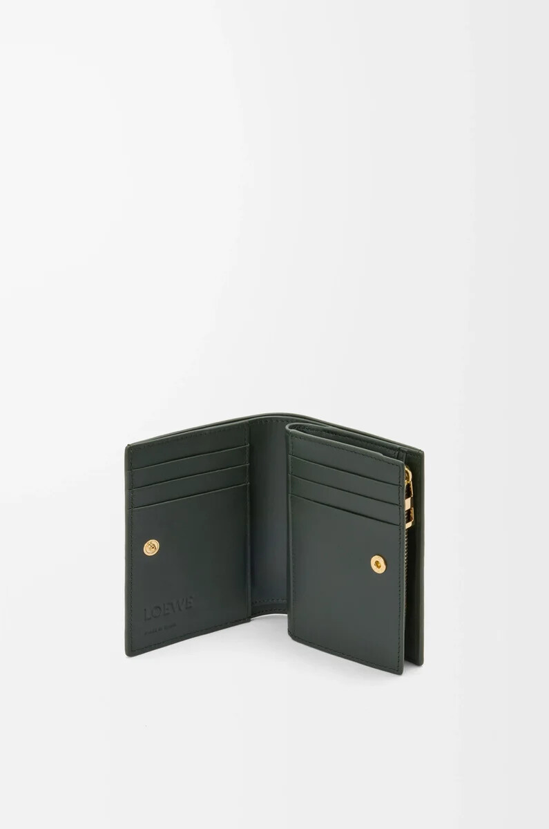 portefeuille compact format paysage en cuir de veau nappa vert bouteilleocre