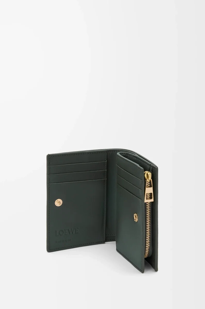portefeuille compact format paysage en cuir de veau nappa vert bouteilleocre