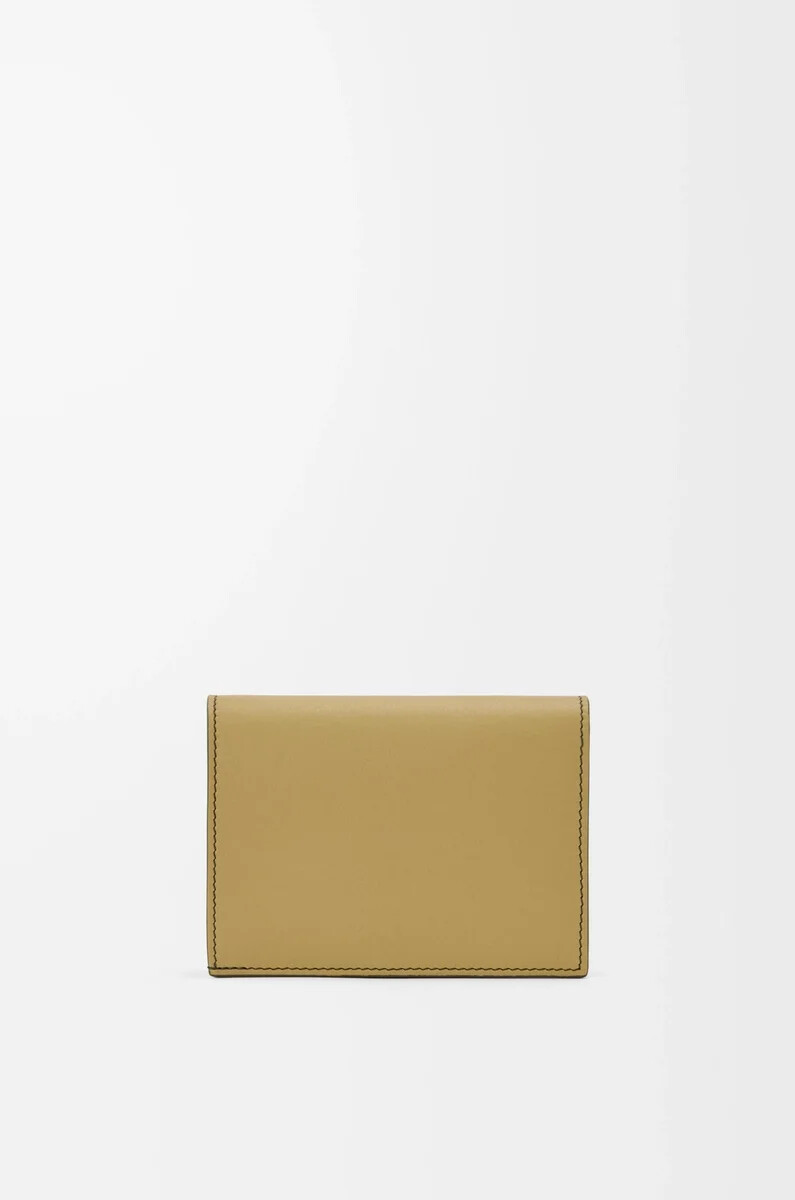 portefeuille compact format paysage en cuir de veau nappa vert bouteilleocre