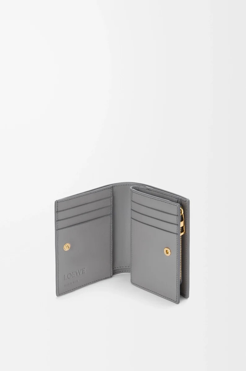 portefeuille compact format paysage en cuir de veau nappa gris scintillantbeurre