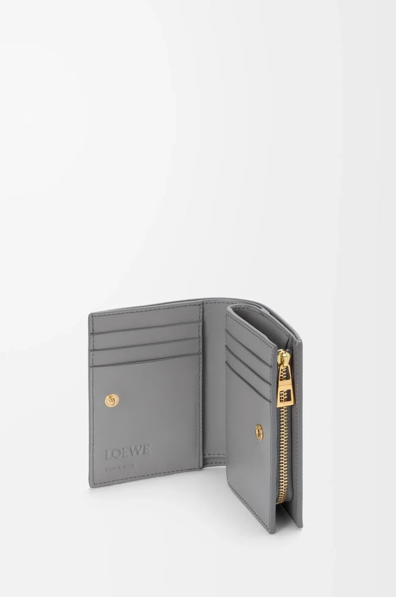portefeuille compact format paysage en cuir de veau nappa gris scintillantbeurre