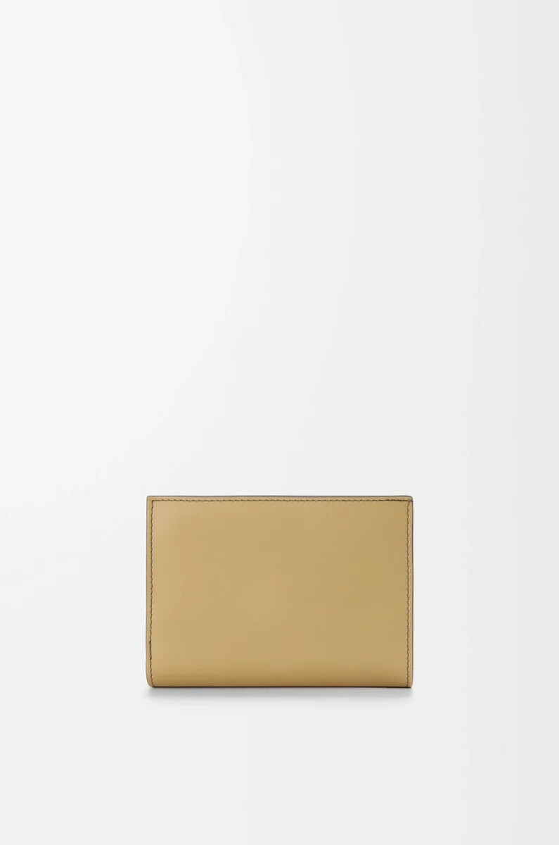 portefeuille compact format paysage en cuir de veau nappa gris scintillantbeurre