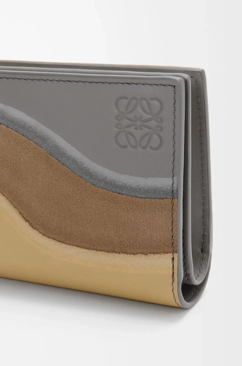 portefeuille compact format paysage en cuir de veau nappa gris scintillantbeurre