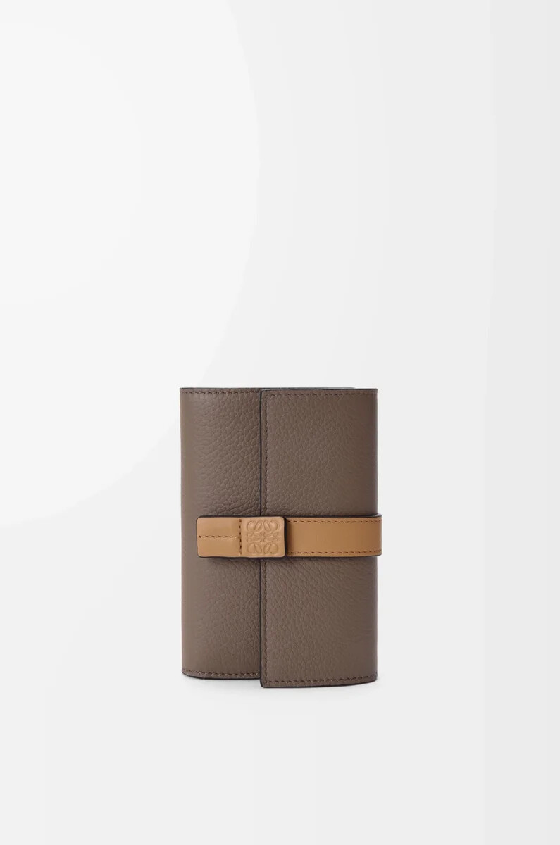 petit portefeuille vertical en cuir de veau souple grainé taupeor