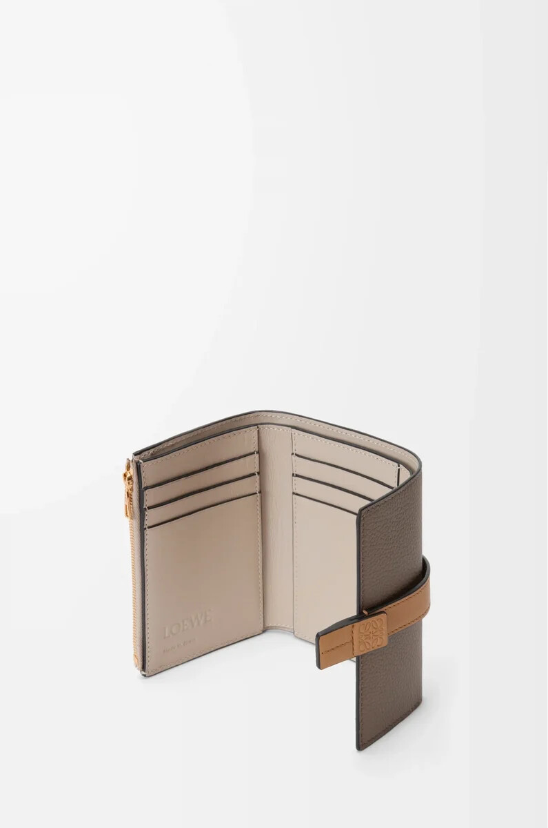 petit portefeuille vertical en cuir de veau souple grainé taupeor