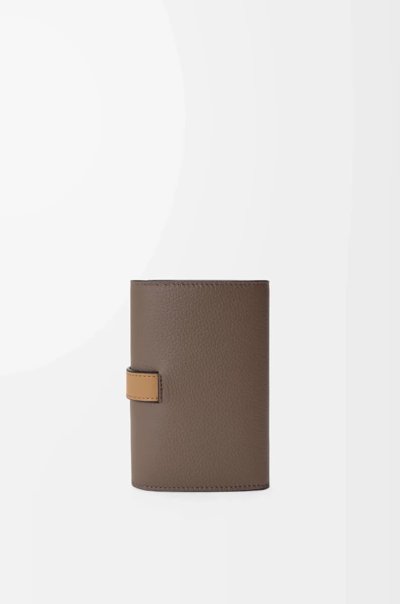 petit portefeuille vertical en cuir de veau souple grainé taupeor