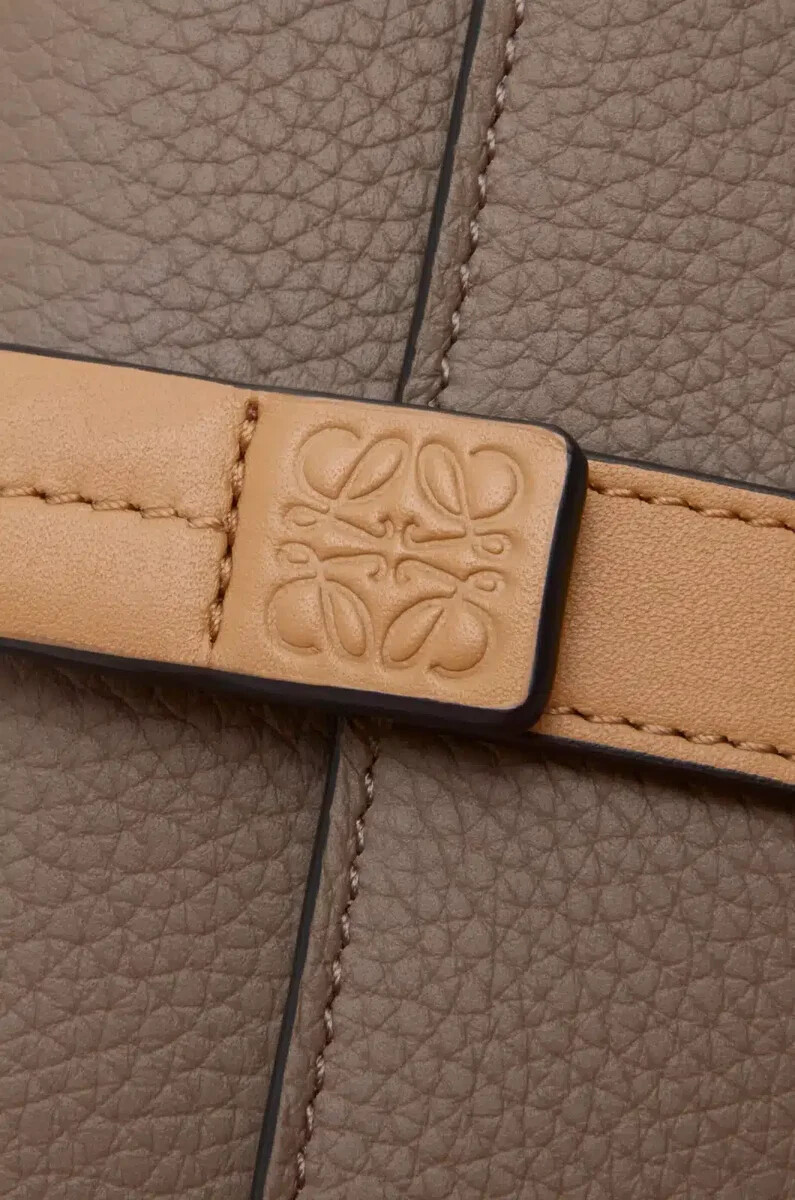 petit portefeuille vertical en cuir de veau souple grainé taupeor
