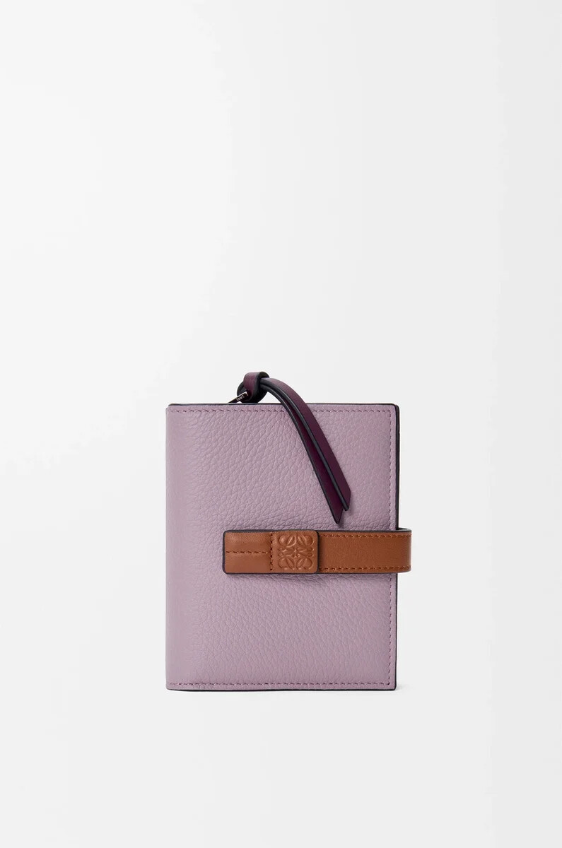 portefeuille compact zippé en cuir de veau grainé souple couleur mauve saleécureuil