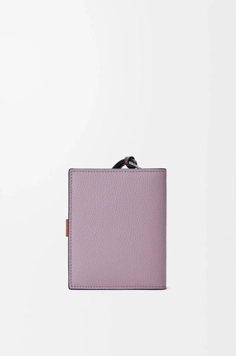 portefeuille compact zippé en cuir de veau grainé souple couleur mauve saleécureuil