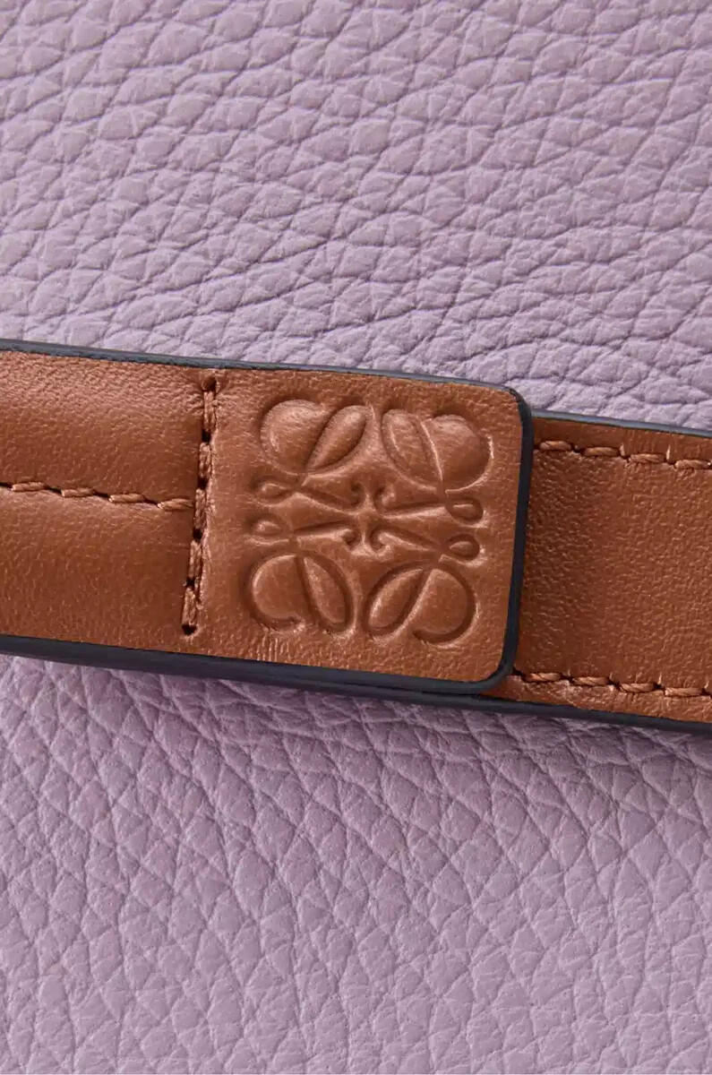 portefeuille compact zippé en cuir de veau grainé souple couleur mauve saleécureuil