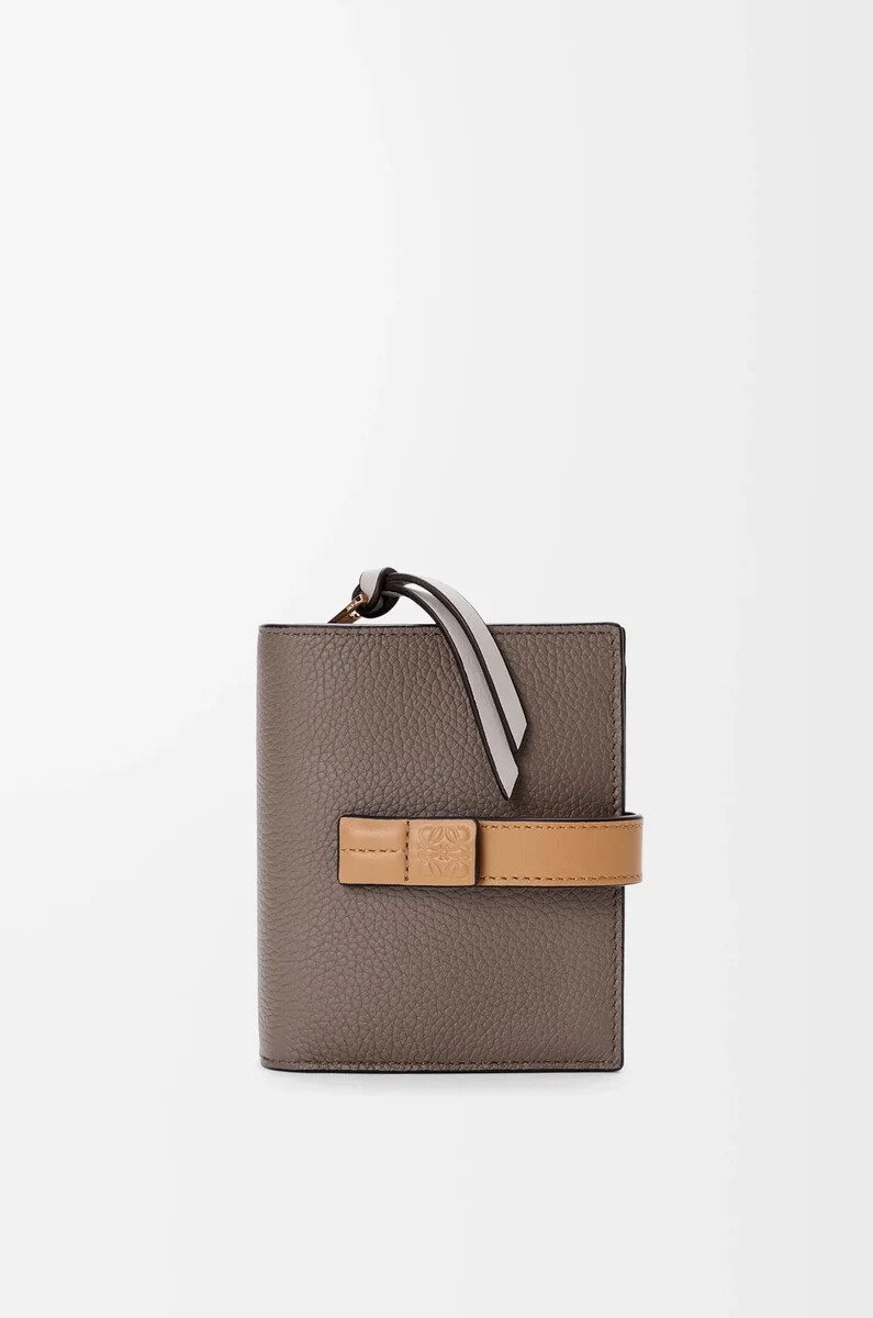 portefeuille zippé compact en cuir de veau grainé souple taupeor