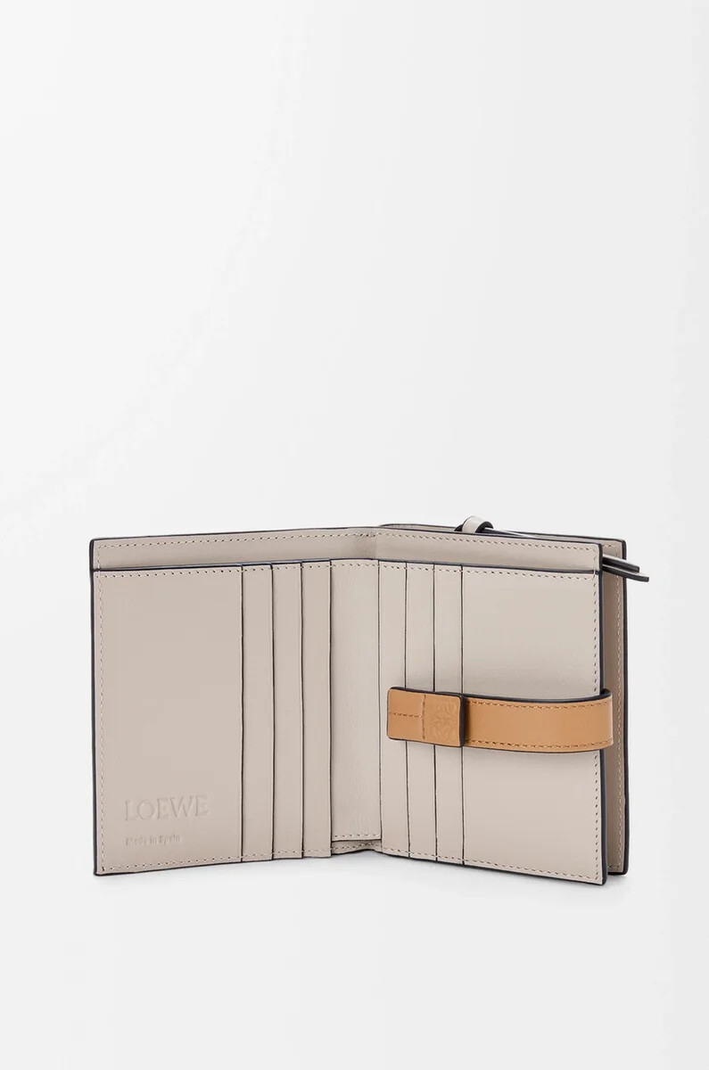 portefeuille zippé compact en cuir de veau grainé souple taupeor