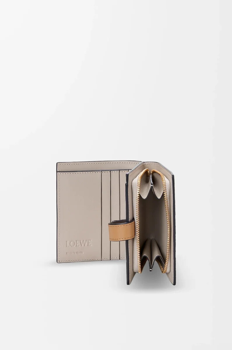 portefeuille zippé compact en cuir de veau grainé souple taupeor