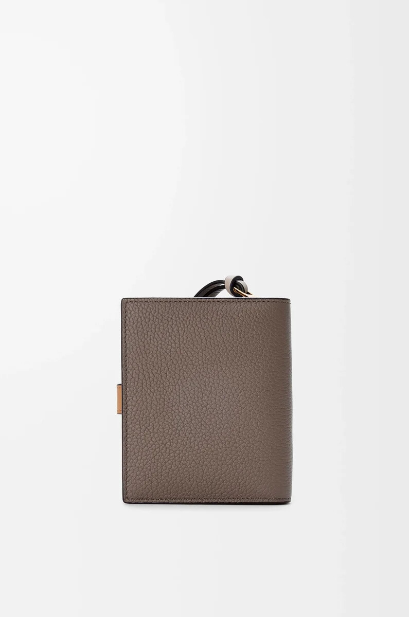portefeuille zippé compact en cuir de veau grainé souple taupeor