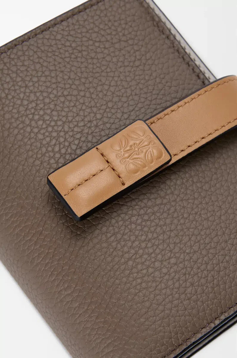 portefeuille zippé compact en cuir de veau grainé souple taupeor