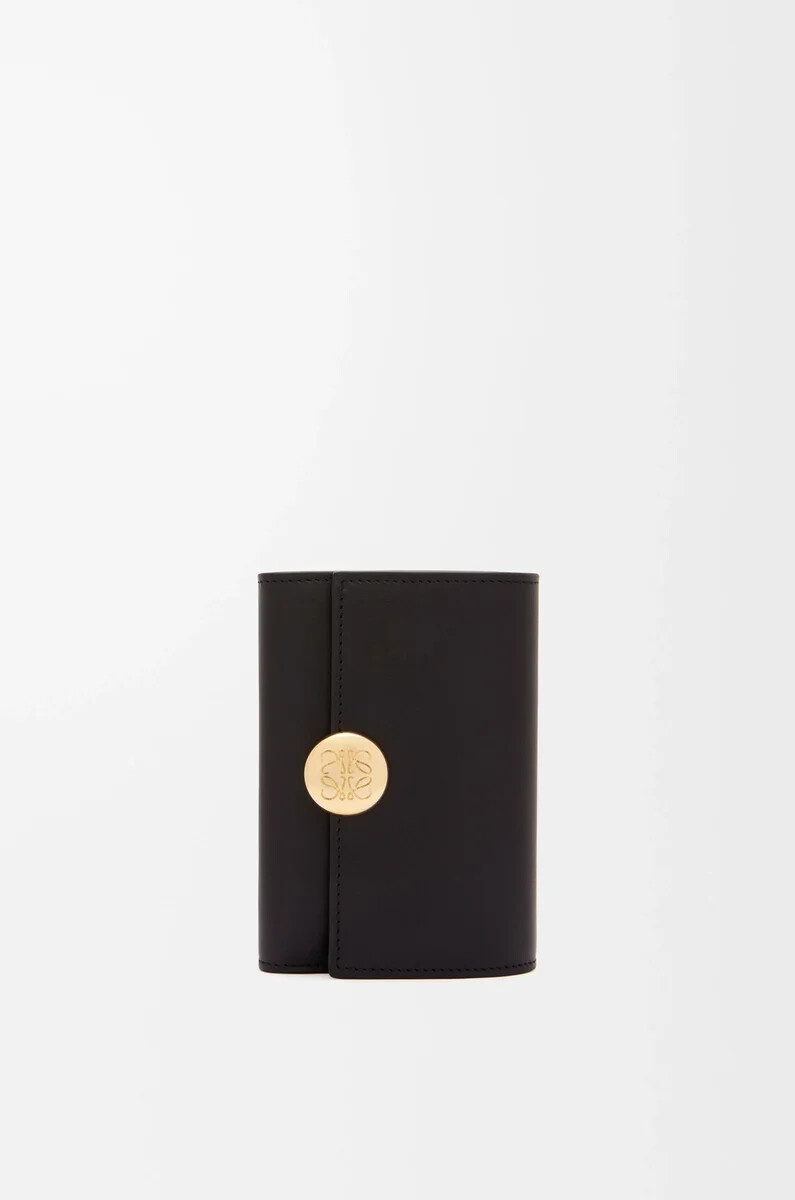 petit portefeuille vertical pebble en cuir de veau nappa brillant noir