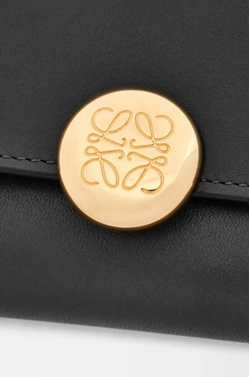 petit portefeuille vertical pebble en cuir de veau nappa brillant noir