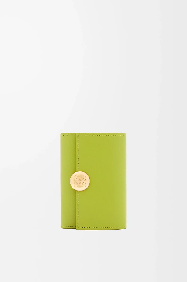 petit portefeuille vertical pebble en cuir de veau nappa brillant vert prairie