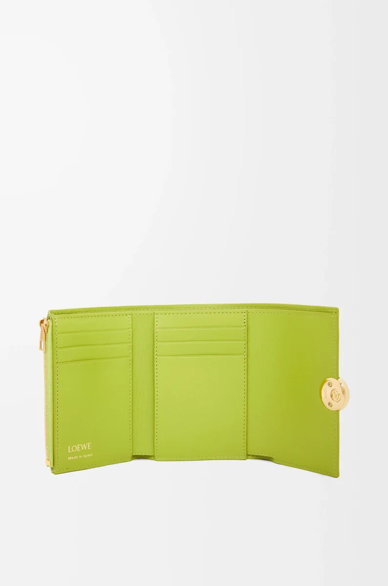 petit portefeuille vertical pebble en cuir de veau nappa brillant vert prairie