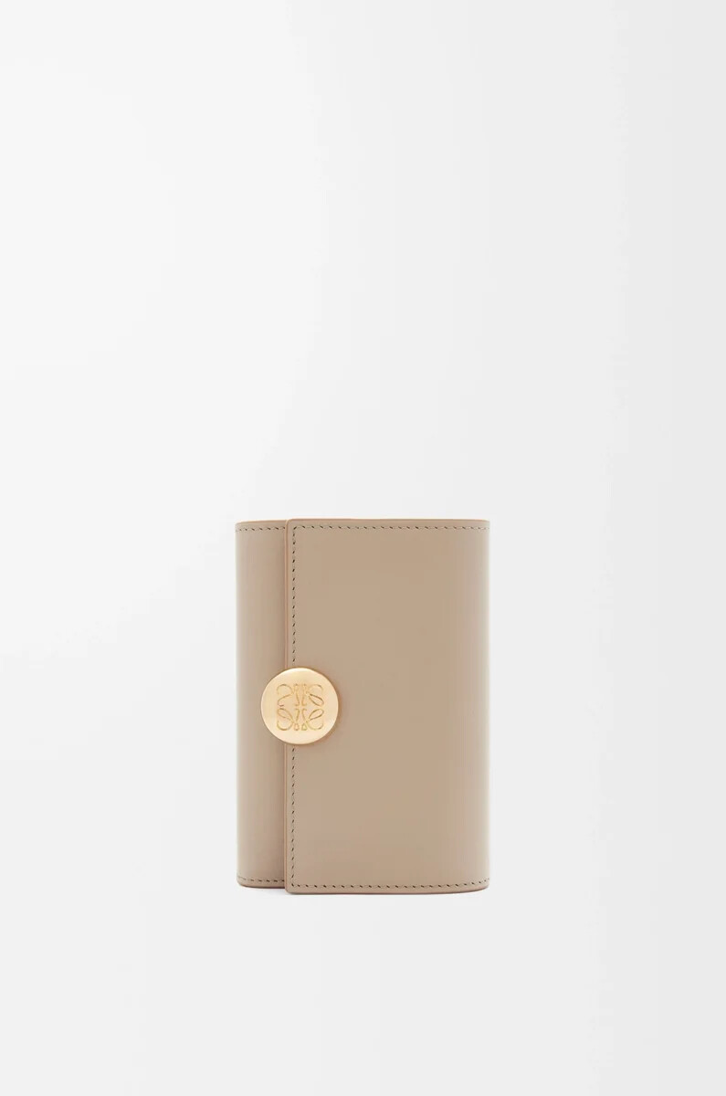 petit portefeuille vertical pebble en cuir de veau nappa brillant couleur sable