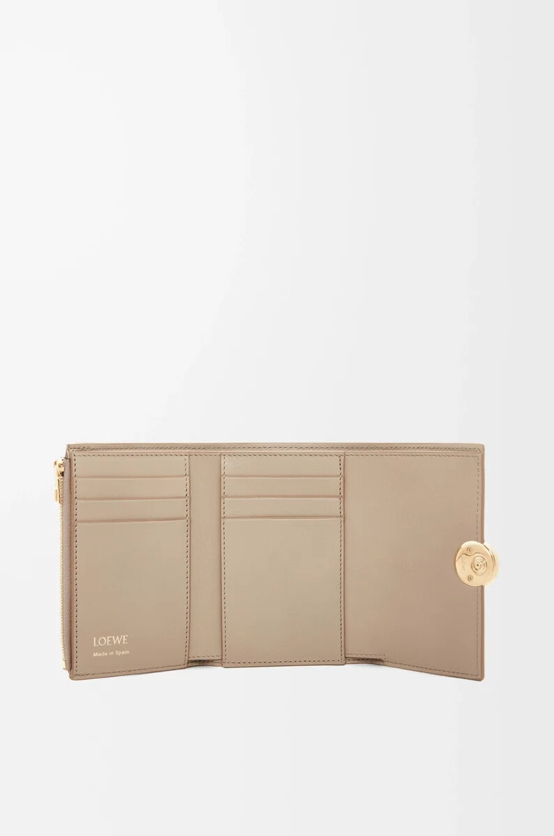 petit portefeuille vertical pebble en cuir de veau nappa brillant couleur sable