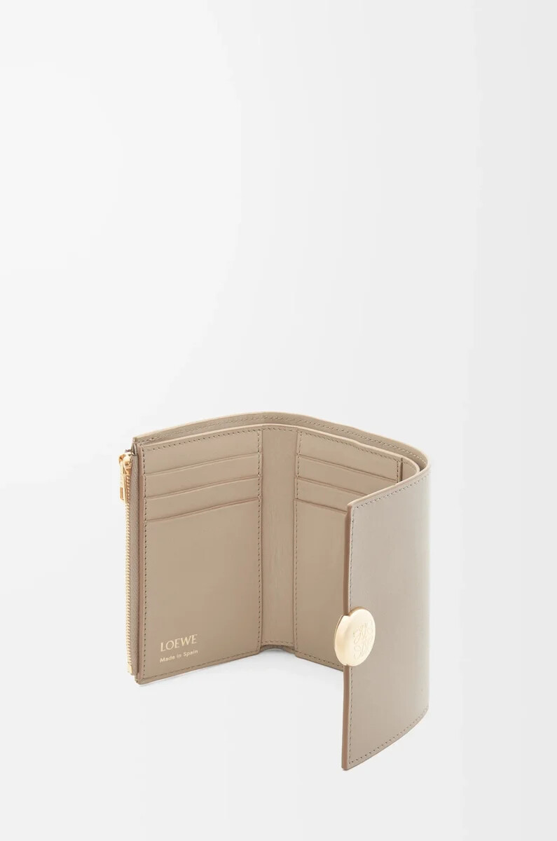 petit portefeuille vertical pebble en cuir de veau nappa brillant couleur sable