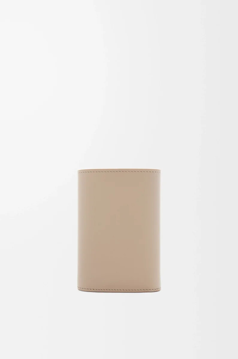 petit portefeuille vertical pebble en cuir de veau nappa brillant couleur sable
