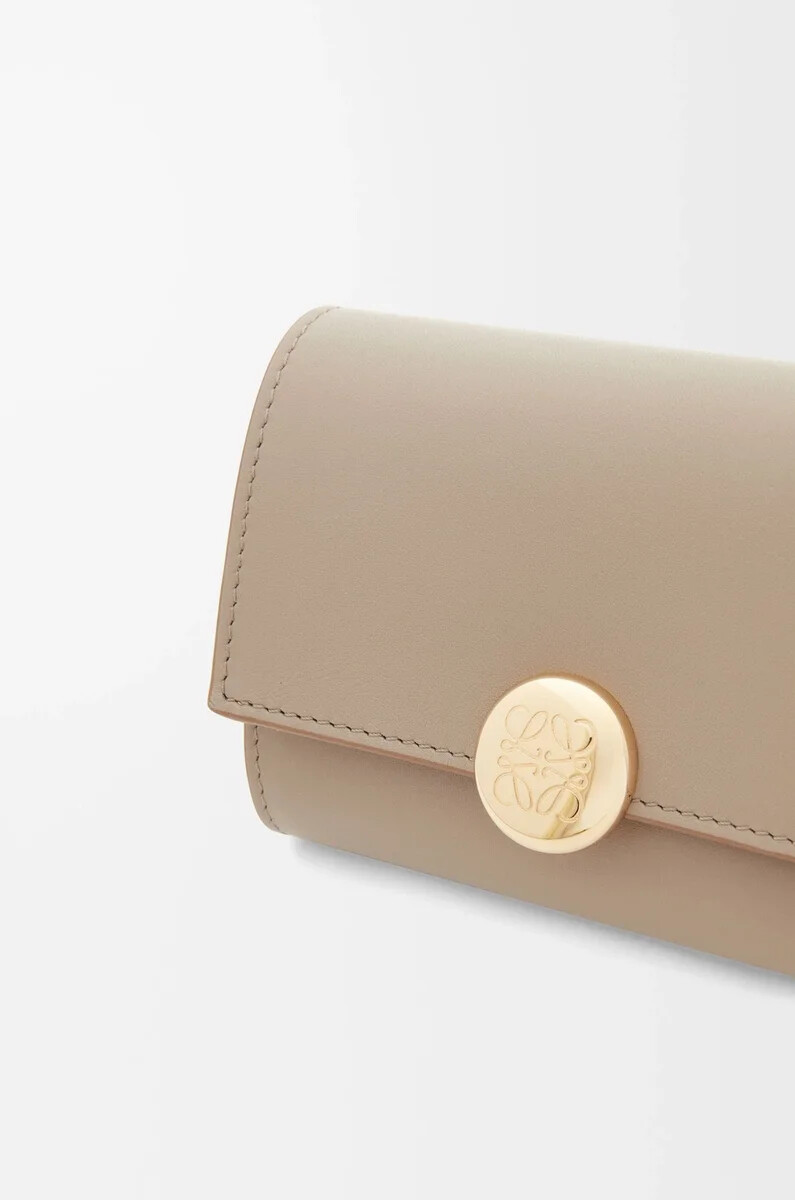 petit portefeuille vertical pebble en cuir de veau nappa brillant couleur sable