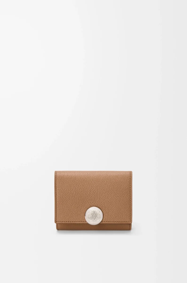 portefeuille trois volets pebble en cuir de veau grainé mocha