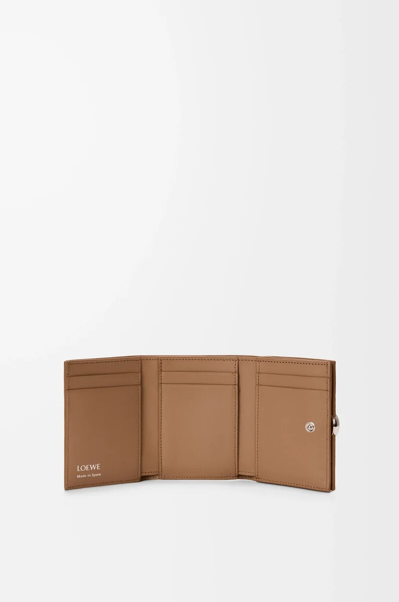 portefeuille trois volets pebble en cuir de veau grainé mocha