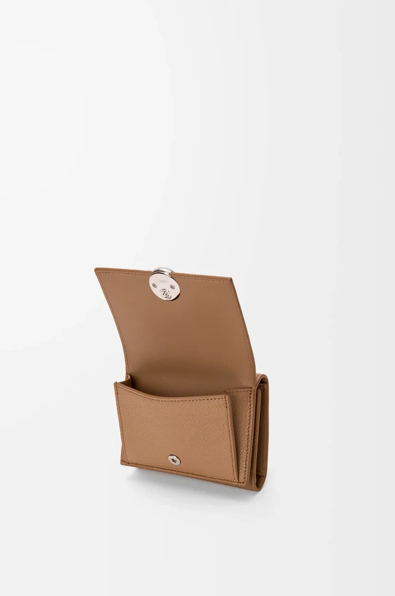 portefeuille trois volets pebble en cuir de veau grainé mocha